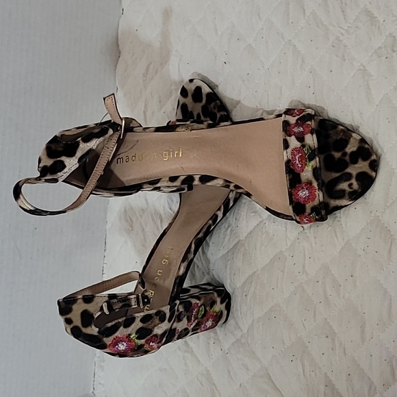 Madden Girl Behave Sandals Size  9 - Picture 1 of 7